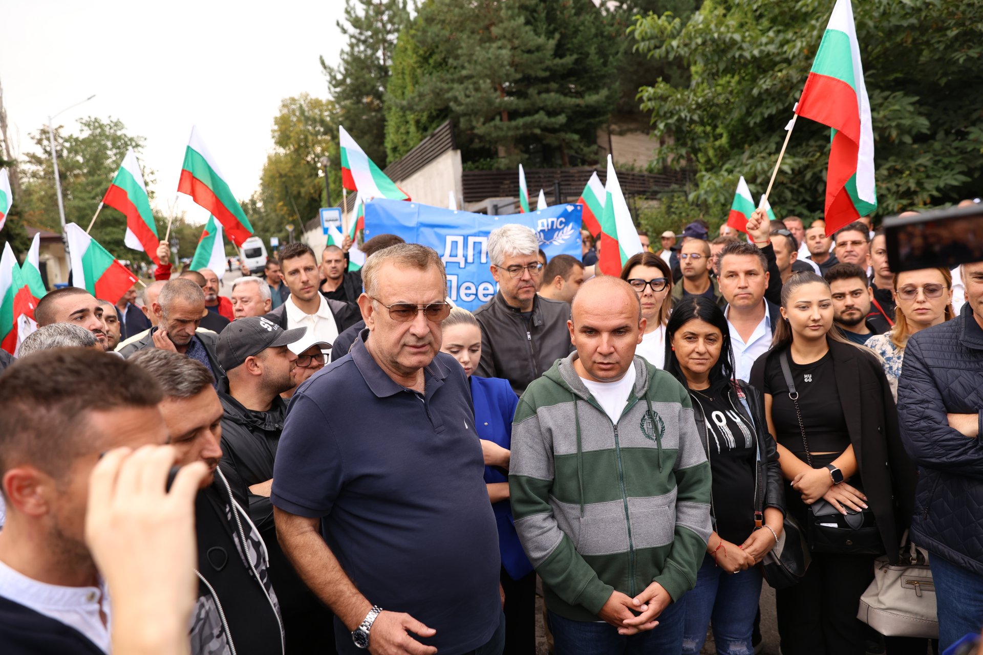 Членове и симпатизанти на ДПС (без Пеевски и група) се събраха и днес в столичния квартал „Бояна“, където се намира един от имотите, обитаван от Ахмед Доган в годините назад - на преден план са Джевдет Чакъров и Илхан Кючук