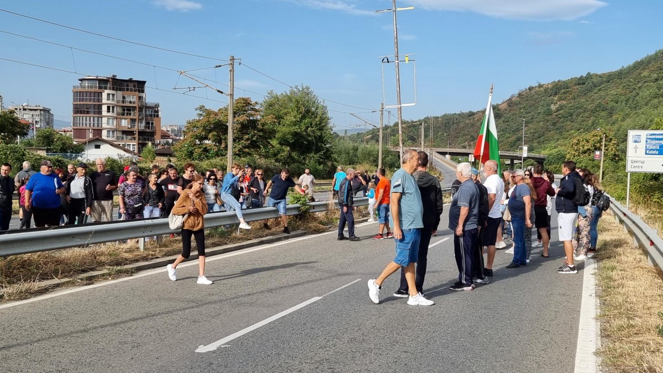 Едночасова протестна блокада на главния път Е-79 заради безводие (снимки)