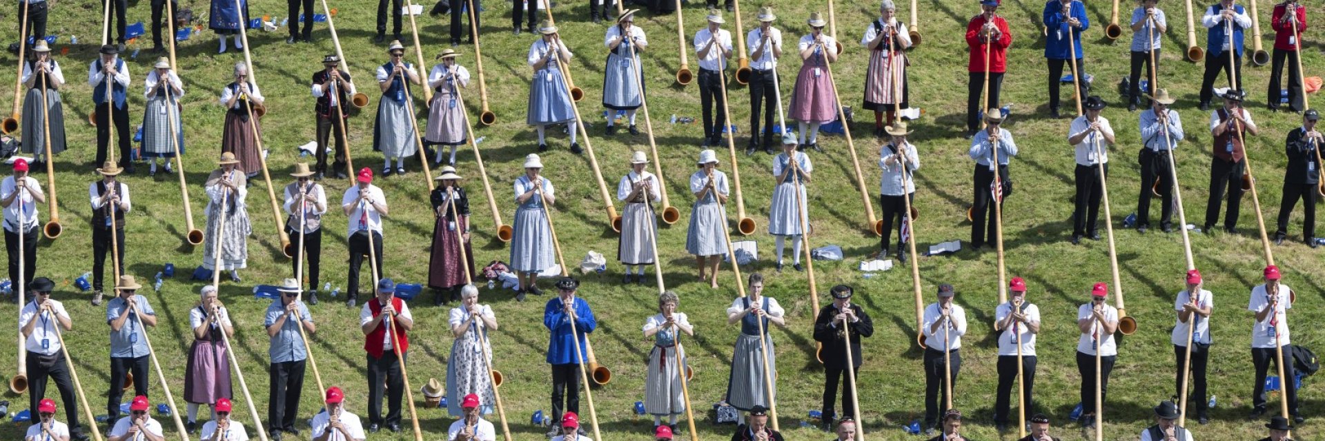 Над 1000 музиканти на алпийски рог поставиха световен рекорд в Швейцария