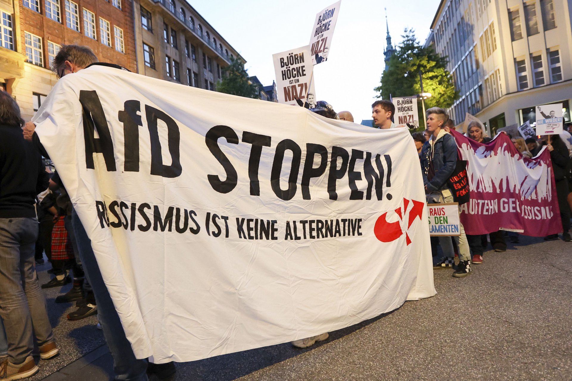 Протест против Алтернатива за Германия (АзГ) в Хамбург в деня на изборите, 1 септември: „Спрете АзГ! Расизмът не е алтернатива“