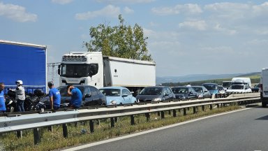 с три автомобила затруднява движението на 172 ри км на автомагистрала