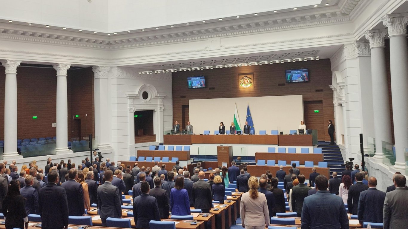 Партиите в Народното събрание откриха новата сесия само за да я закрият след две седмици