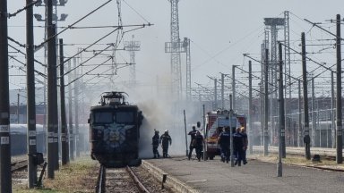 Локомотив се запали на жп линията край квартал "Зора" в Стара Загора