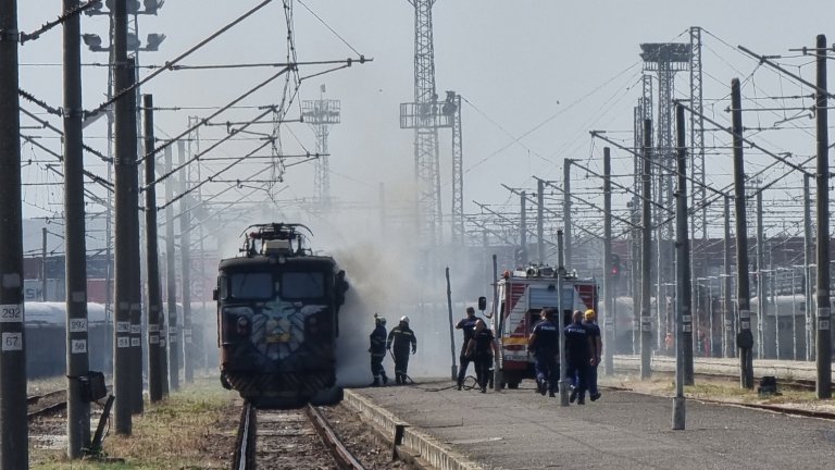 Локомотив се запали на жп линията край квартал "Зора" в Стара Загора