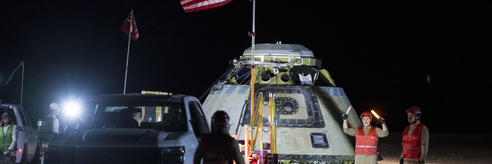 След множество проблеми "Старлайнър" се върна на Земята без екипажа си