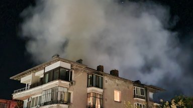 Викове и пожар и на последния етаж събудиха жителите на блок в Ямбол (снимки)