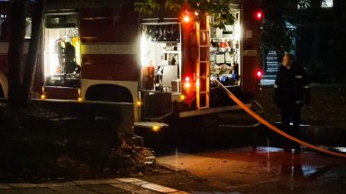 Два стари автобуса са изгорели при пожар на паркинга на