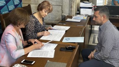 ДПС с лидер Ахмед Доган внесе документи в ЦИК за самостоятелно явяване на вота