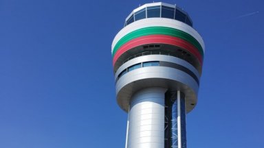 Кулата на летище София вече е в цветовете на българския флаг 