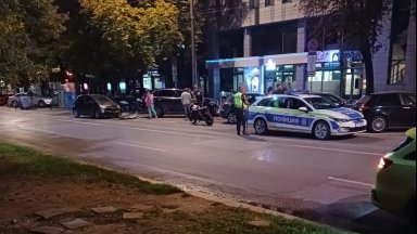 Кола отнесе моторист при паркиране в центъра на София (видео)