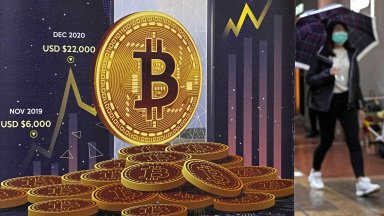 Цената на биткойн се срина с над 20%