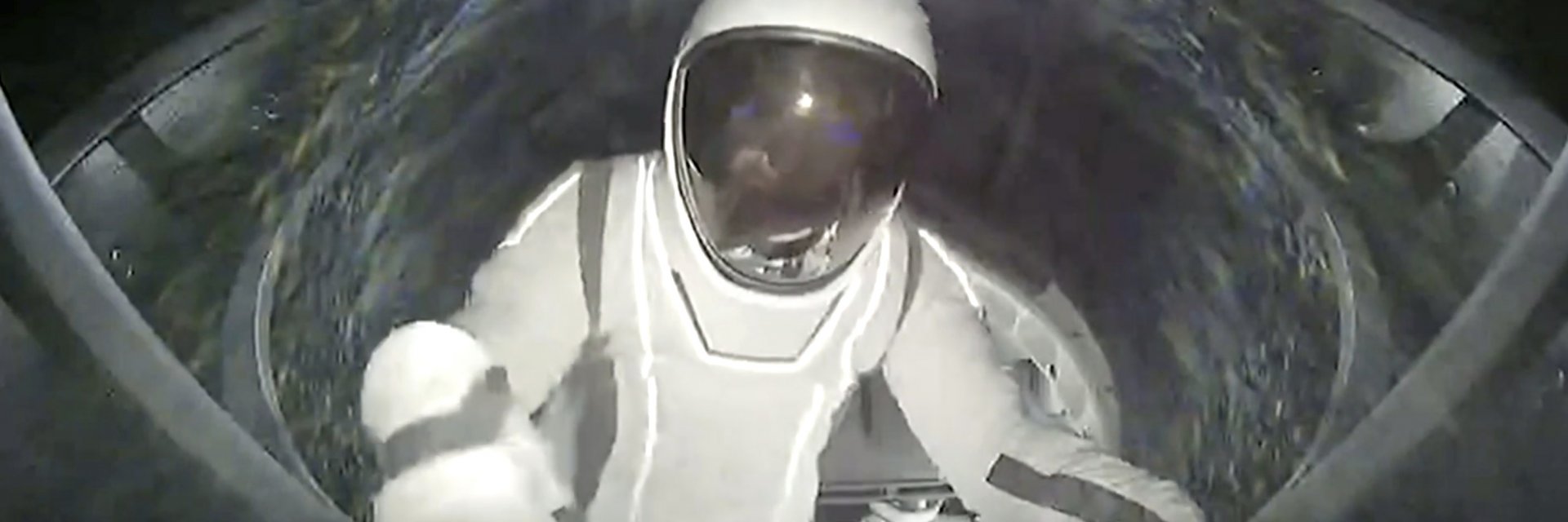 Влязоха в историята: Първата космическа разходка на непрофесионалисти е факт (снимки)