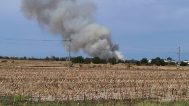 Военен самолет падна край Граф Игнатиево. Неофициално: Има загинали (видео)