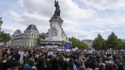 Масови протести във Франция в подкрепа на жертва на масови изнасилвания, организирани от съпруга й