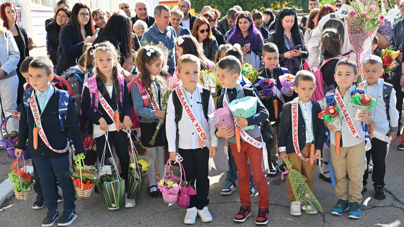 С балони, цветя и усмивки започна учебната година, политиците пак удариха първия звънец (снимки)