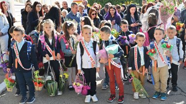 С балони, цветя и усмивки започна учебната година, политиците пак удариха първия звънец (снимки)