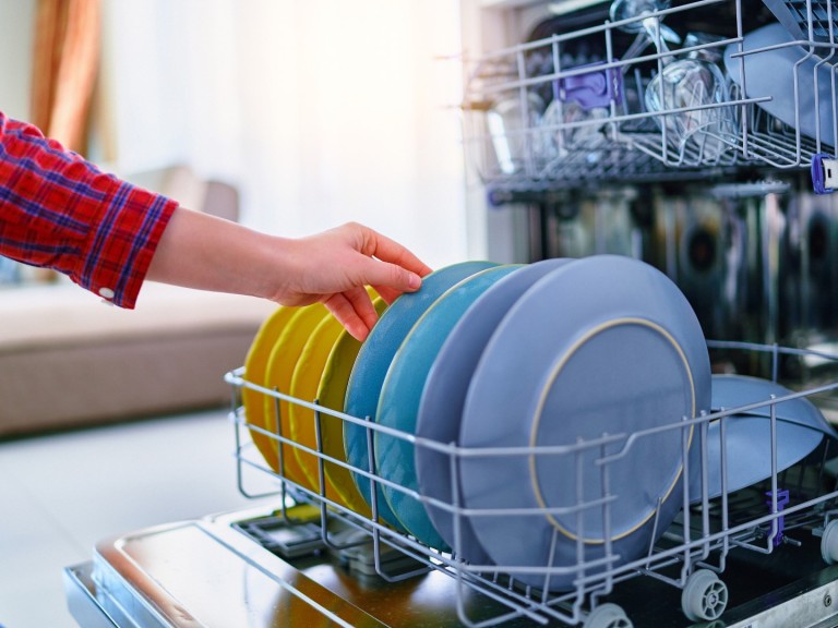 Топка алуминиево фолио в миялната ще направи чудеса с приборите и съдовете