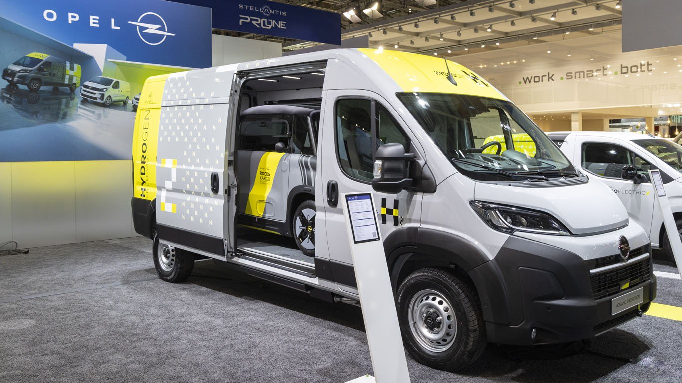 Opel Movano Hydrogen натоварен с Opel Rocks Electric 