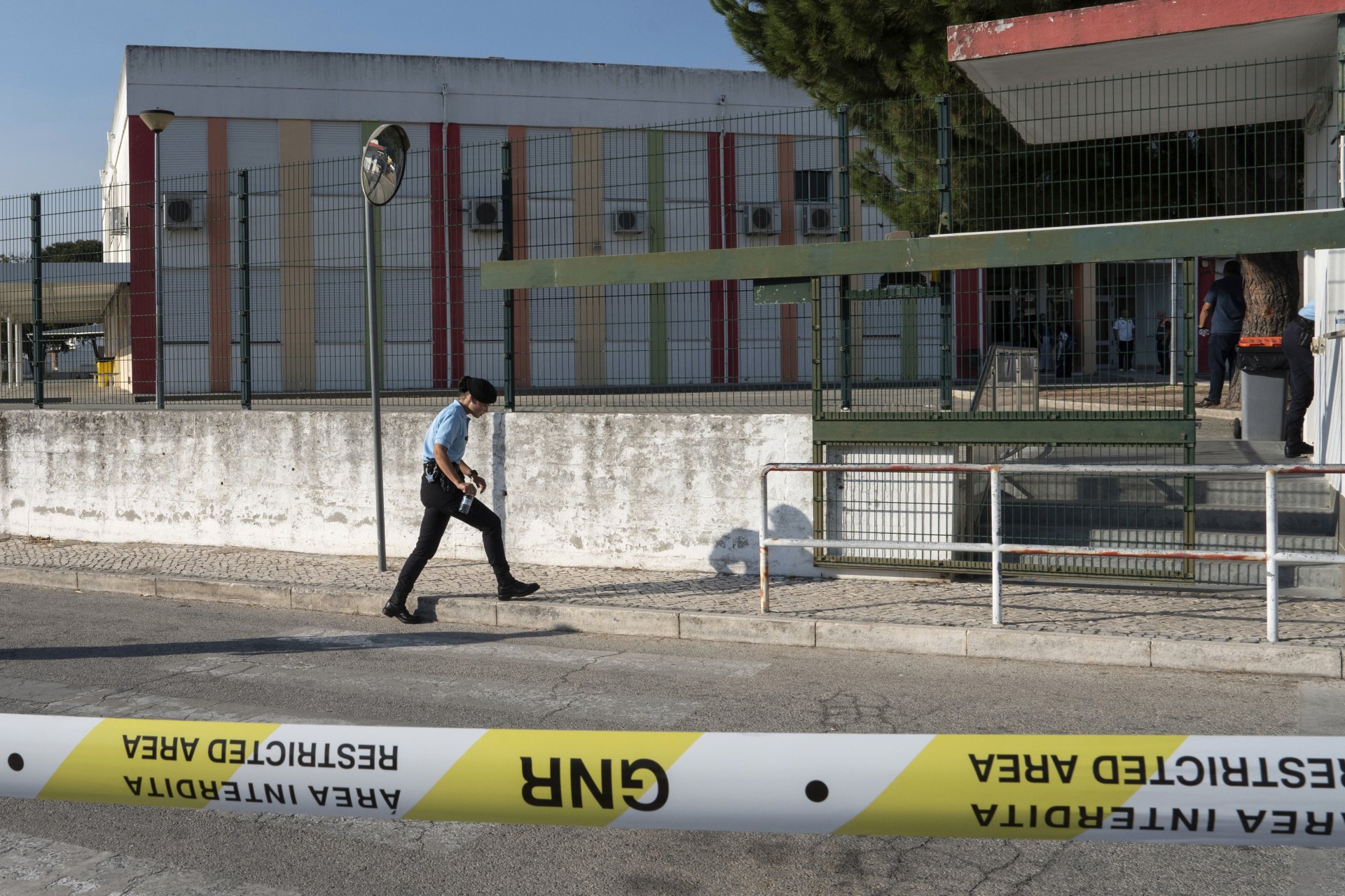 Полицаи отцепват зоната около училище след нападение с нож в Азамбужа близо до Лисабон, 17 септември 2024 г. 