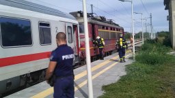Едното момиче, скочило от прозореца на влака София-Бургас в движение, е в критично състояние