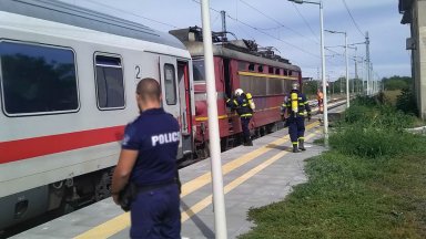 Едното момиче, скочило от прозореца на влак в движение, е в критично състояние