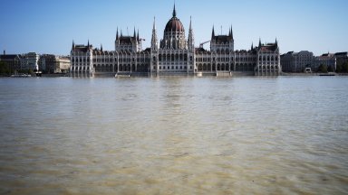 Водната стихия опустоши Централна Европа: Дунав преля в Унгария, в Чехия издирват изчезнали