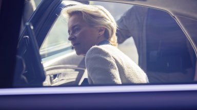 Европейската комисия оправда използването на чартърен полет за 200 километровото пътуване