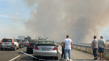 Голям пожар гори при магистрала "Тракия" край Пазарджик, облаци дим затрудняват движението 