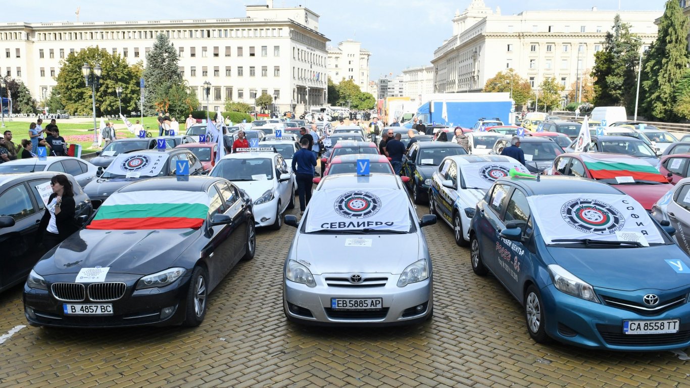 "За" и "против" промените: Автоинструкторите "превзеха" жълтите павета в София (снимки)