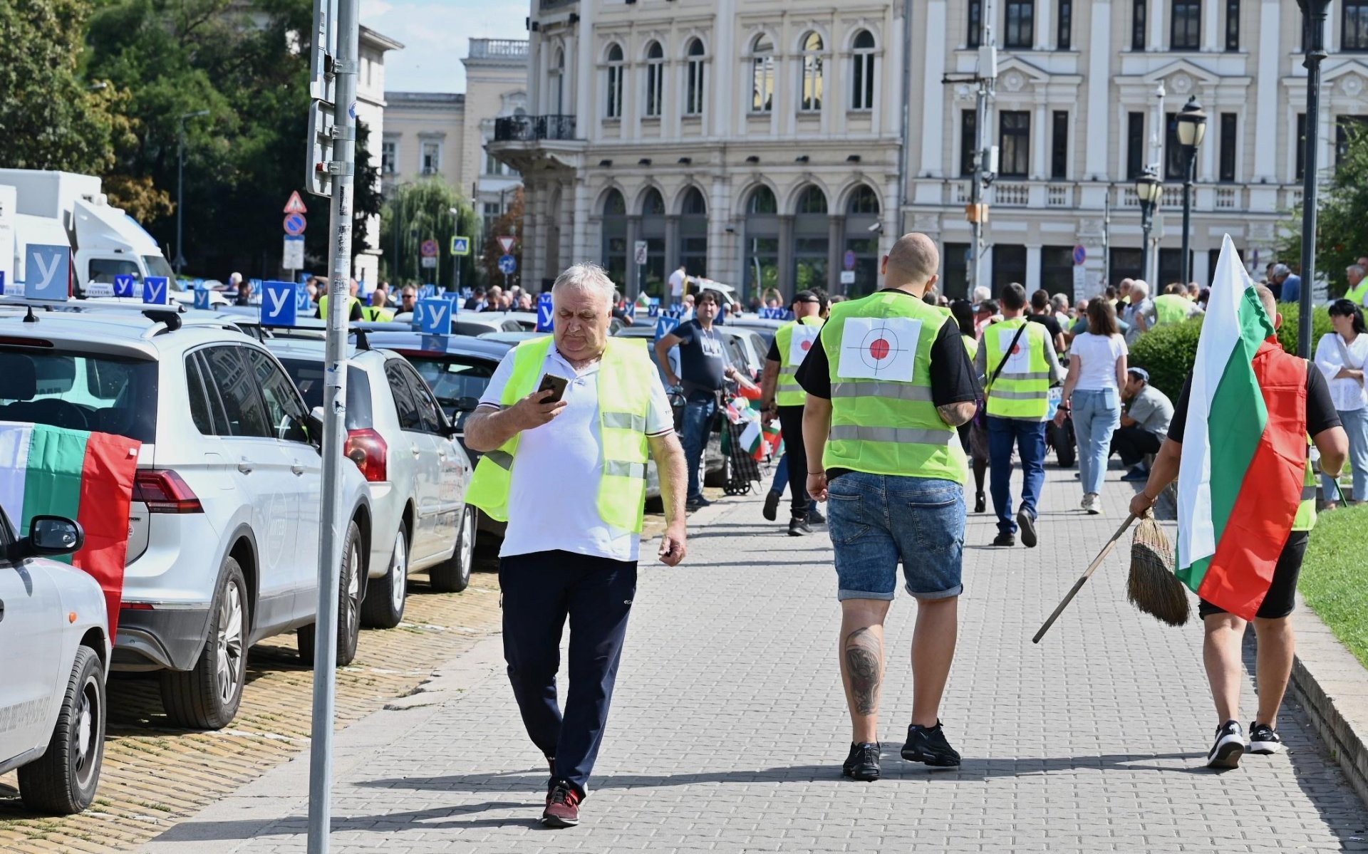 "За" и "против" промените: Автоинструкторите "превзеха" жълтите павета в София (снимки)