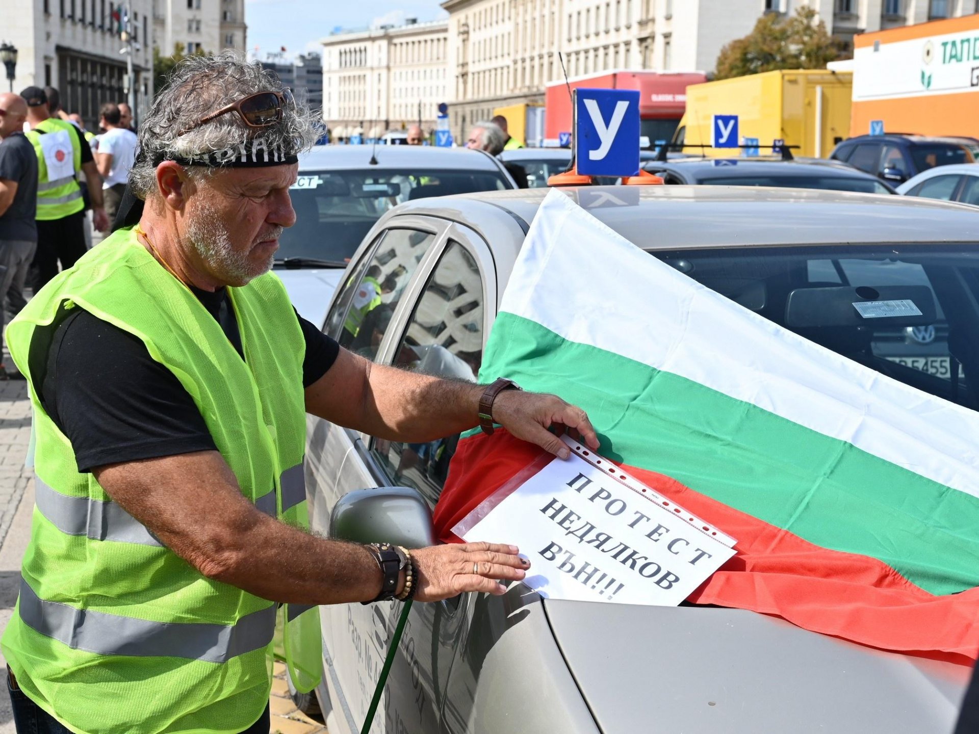 "За" и "против" промените: Автоинструкторите "превзеха" жълтите павета в София (снимки)