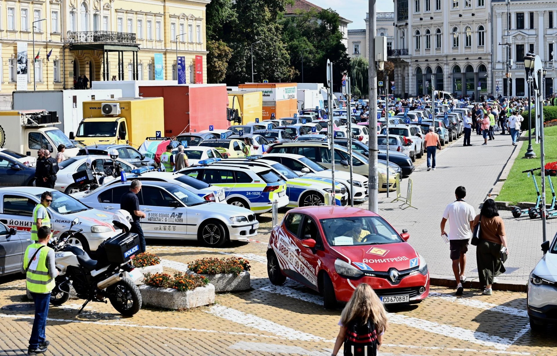 "За" и "против" промените: Автоинструкторите "превзеха" жълтите павета в София (снимки)