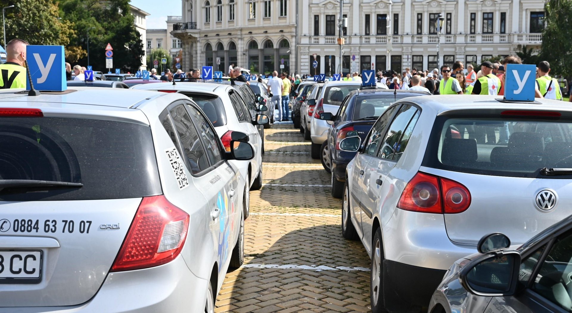 "За" и "против" промените: Автоинструкторите "превзеха" жълтите павета в София (снимки)