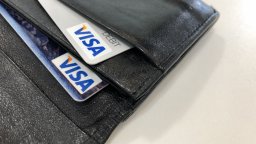 САЩ съди Visa за монопол на операциите с дебитни карти 