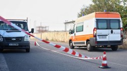 Двама мотористи настигнаха шофьорка и я намушкаха с нож в гърдите в Петрич