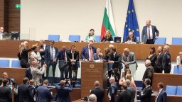 Парламентът приключи с блокирана трибуна, спрени микрофони и пеене на химна на тъмно