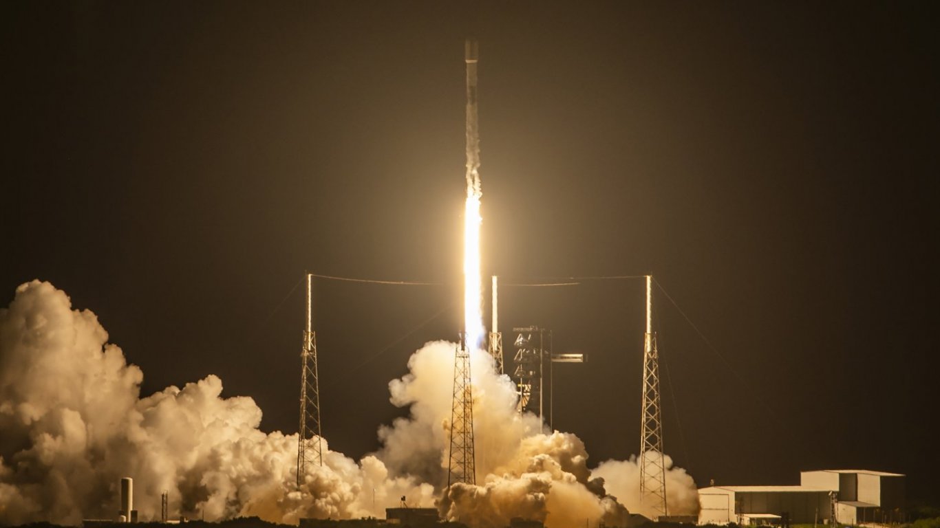 SpaceX отбеляза 150-ия си старт за годината с нова партида Starlink