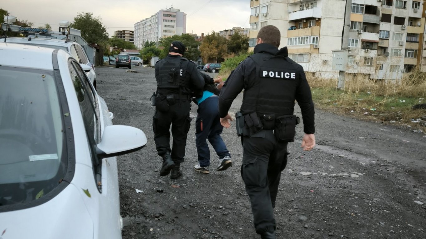 Спецакция срещу купуване на гласове в Бургас, има задържани 