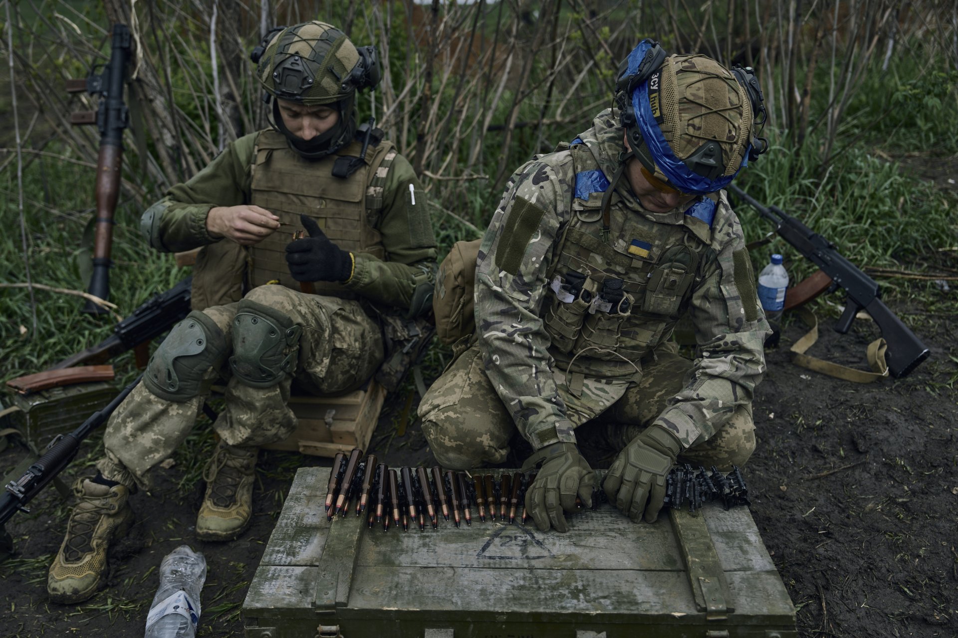 Украински войници на позиции в Угледар