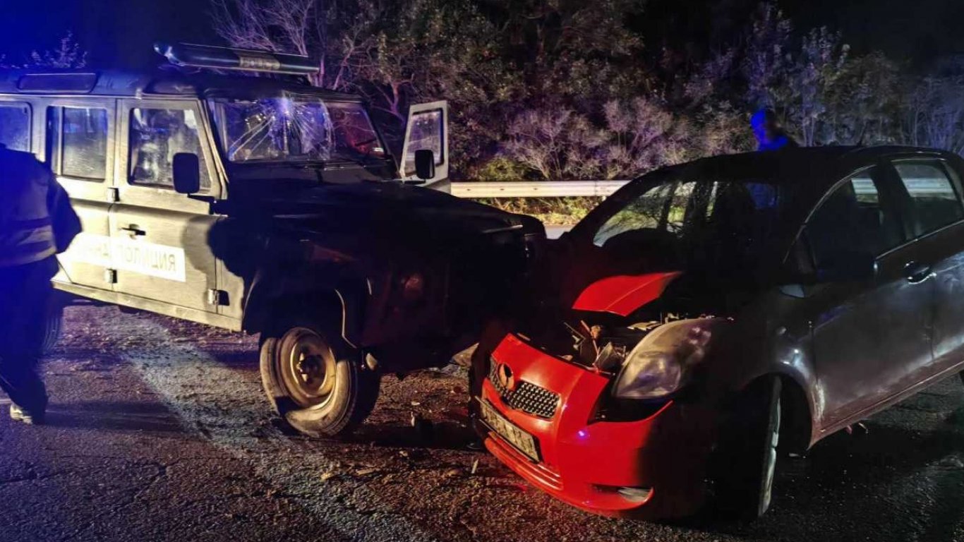 Шофьорка и двама гранични полицаи пострадаха при челен удар край Бургас (видео)