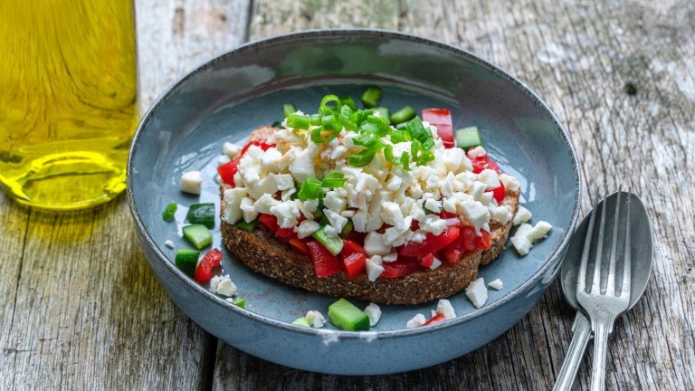 Вкусът на Гърция: Свежестта на критския дáкос и как да си го приготвим у дома