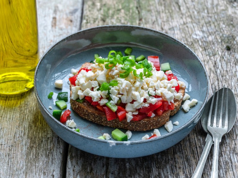 Вкусът на Гърция: Свежестта на критския дáкос и как да си го приготвим у дома