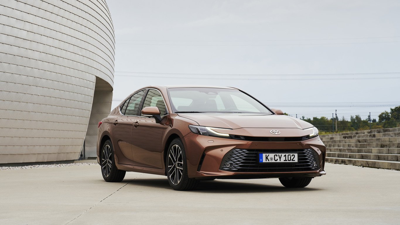 Новата Toyota Camry пристигна в България с ново хибридно задвижване