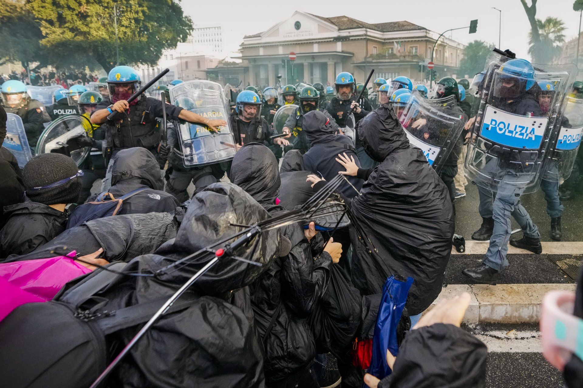 Сблъсъци между протестиращи и полицията в Рим