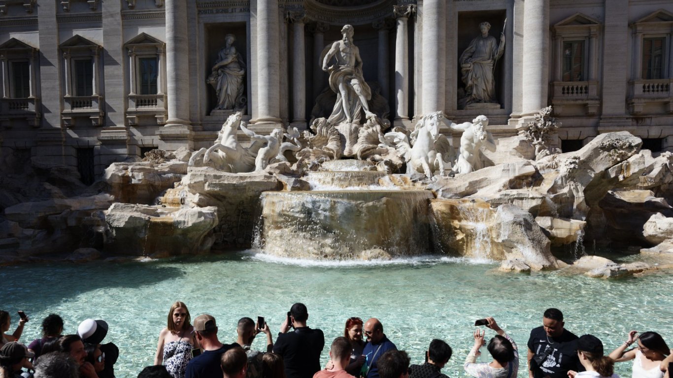 Достъпът до емблематичния фонтан ди Треви става платен