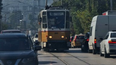 Авария причини спиране на движението на трамваи в София в сутрешния