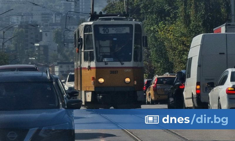 Авария причини спиране на движението на трамваи в София в сутрешния
