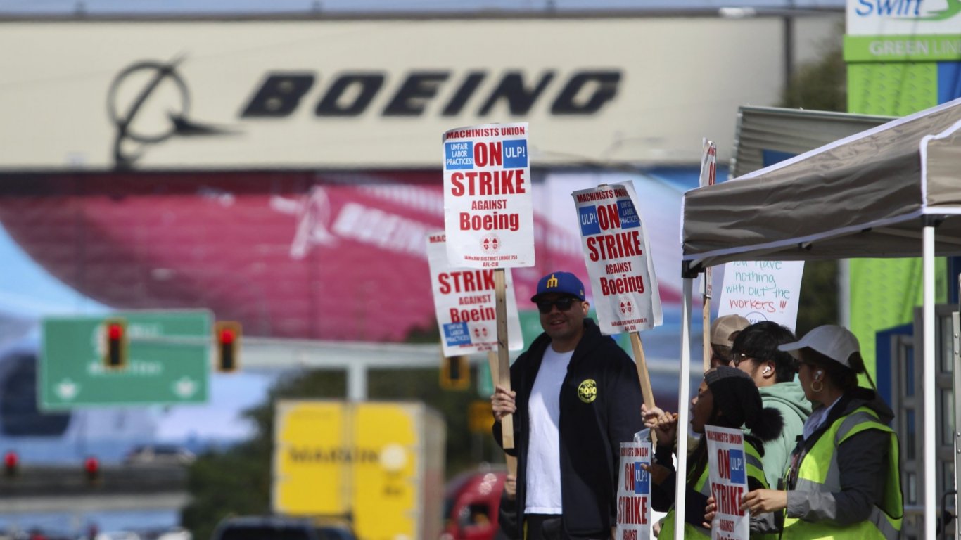 Boeing спря преговорите със стачкуващите и оттегли предложението за заплащането