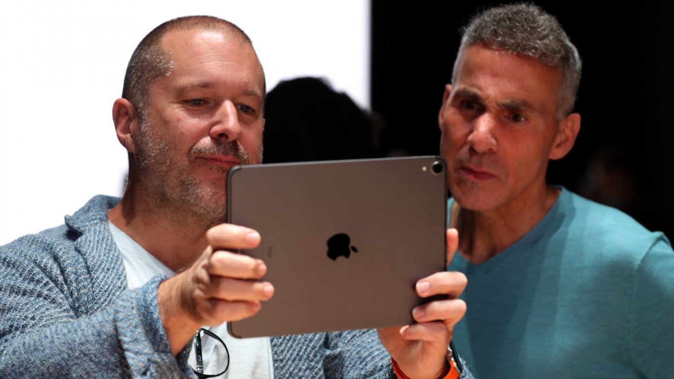 Apple изостава с поне две години от лидерите в областта на изкуствения интелект и компанията го знае