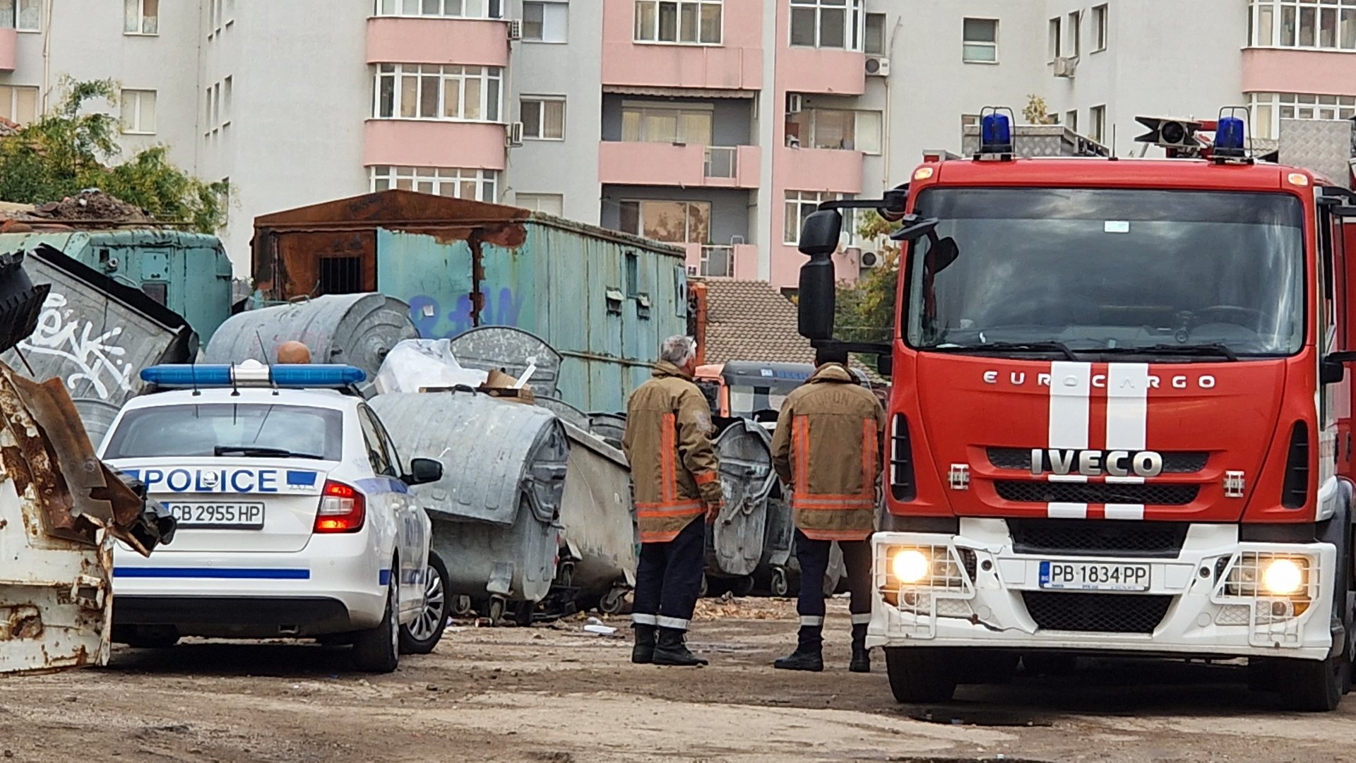 Струпани боклуци в двора на общинското предприятие "Чистота" в Пловдив горяха тази сутрин